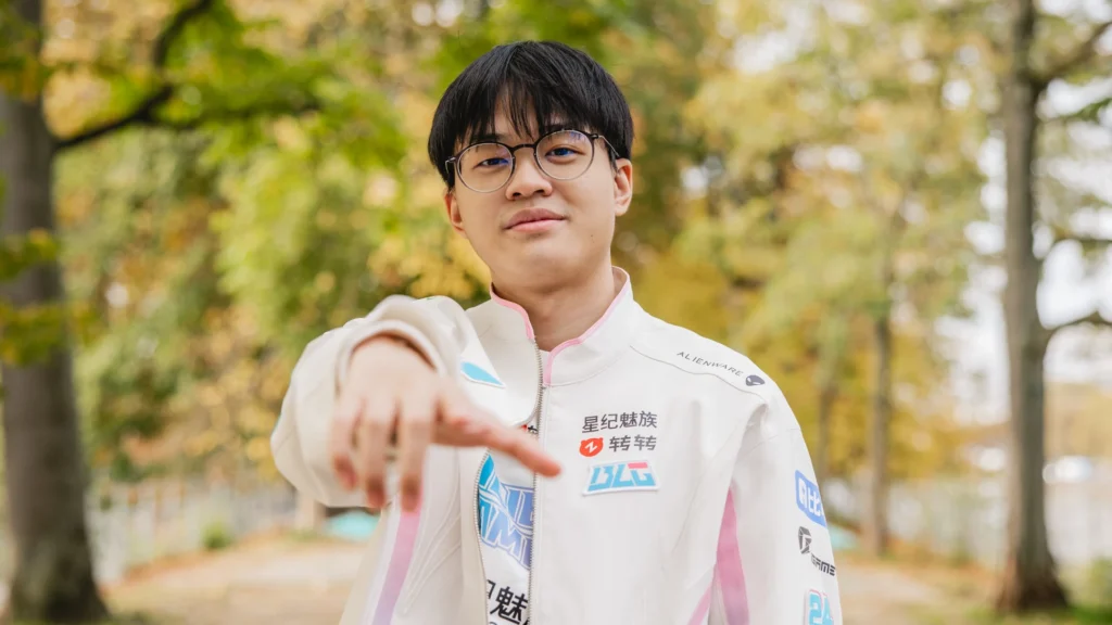 blg xun old pointing webp